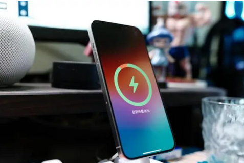 秭归苹果15换屏服务分享用什么充电器给iPhone15充电更好 